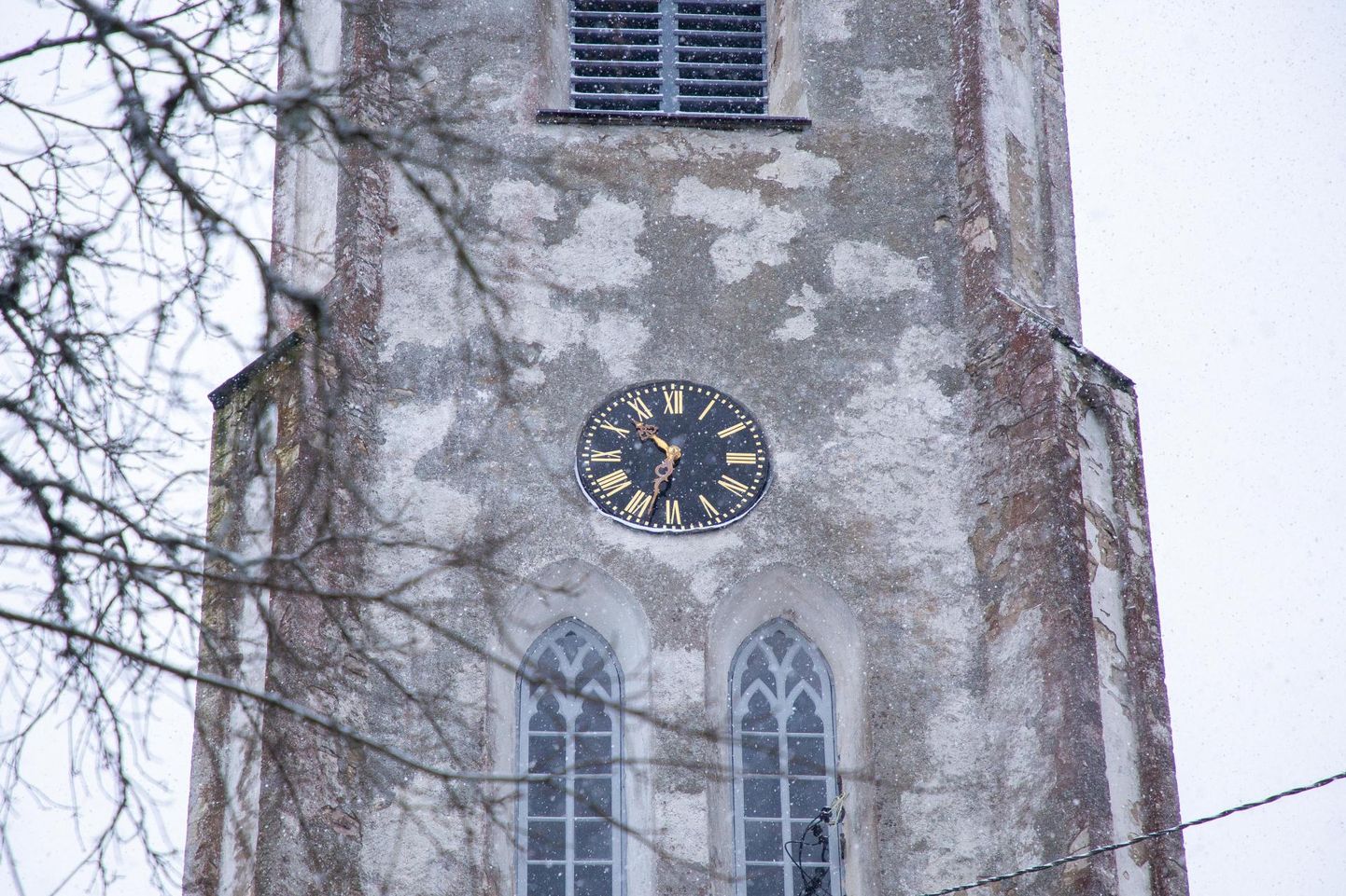 Tänavu saab Järva-Jaani kirik ette kaheksa ennistatud akent.