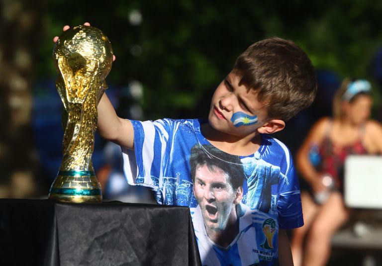 Фанаты Аргентины празднуют победу.
