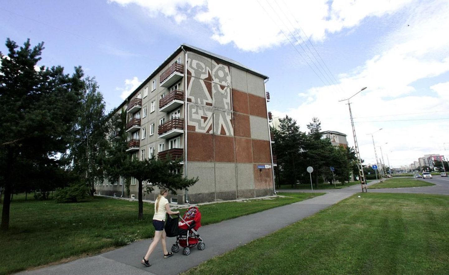 Своеобразие панельных жилых домов в таллиннском районе Мус­тамяэ на Академия теэ — в декоративных изображениях на их торцевых стенах.