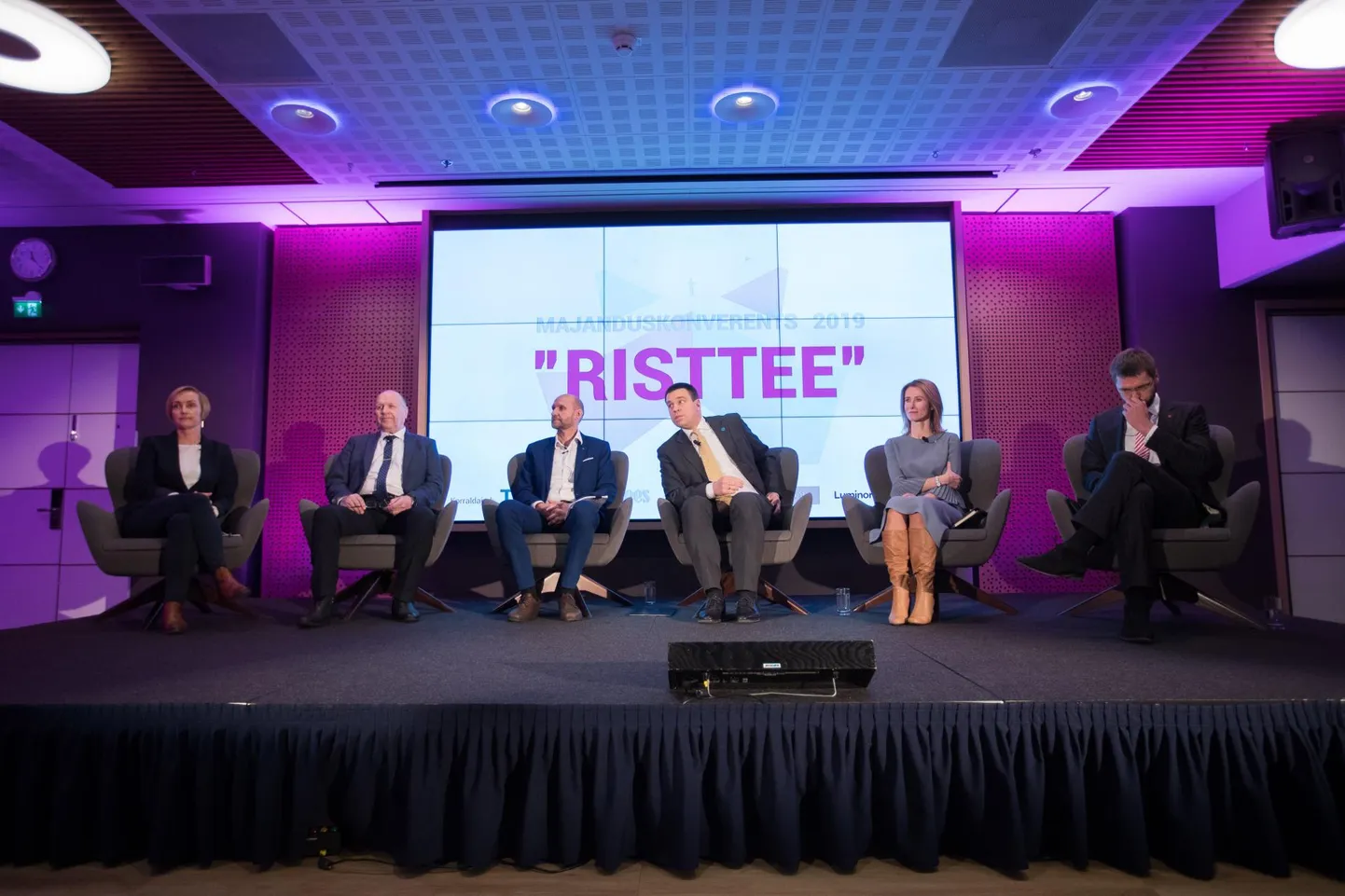 Advokaadibüroo Tark ja Postimehe aasta majanduskonverents «Risttee». Fotol vasakult Kristina Kallas, Mart Helme, Helir-Valdor Seeder, Jüri Ratas, Kaja Kallas, Jevgeni Ossinovski.