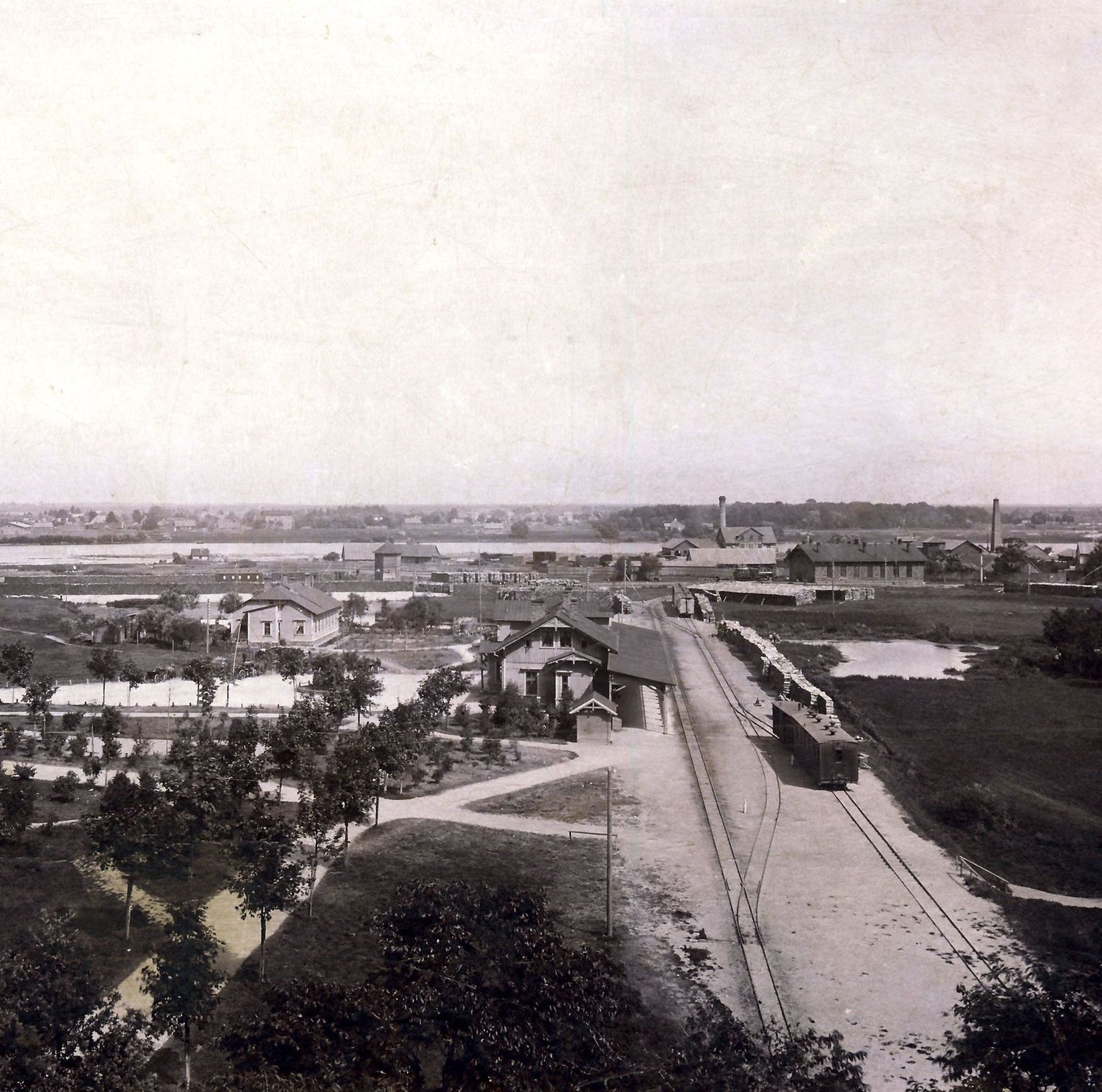 Pärnu kesklinn oli raudteejaama ümbruses aastal 1897 päris hõre. Tiigi tagant paistev ait on praegugi alles.