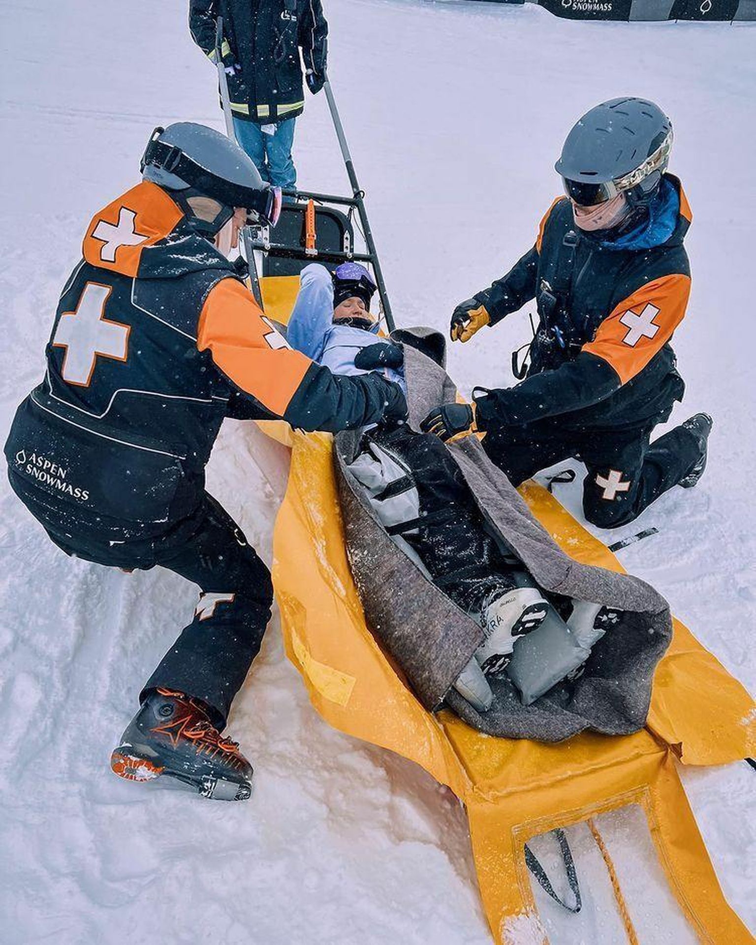 Келли Сильдару кладут на носилки и уносят с горы - спортсменка получила серьезную травму накануне X-Games в Аспене.