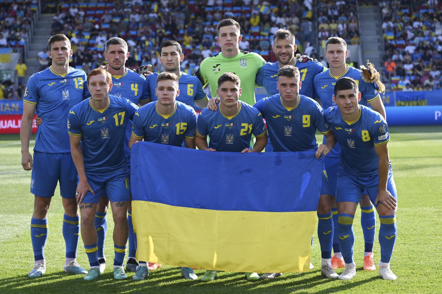 Ukraina jalgpallikoondis lipuga.