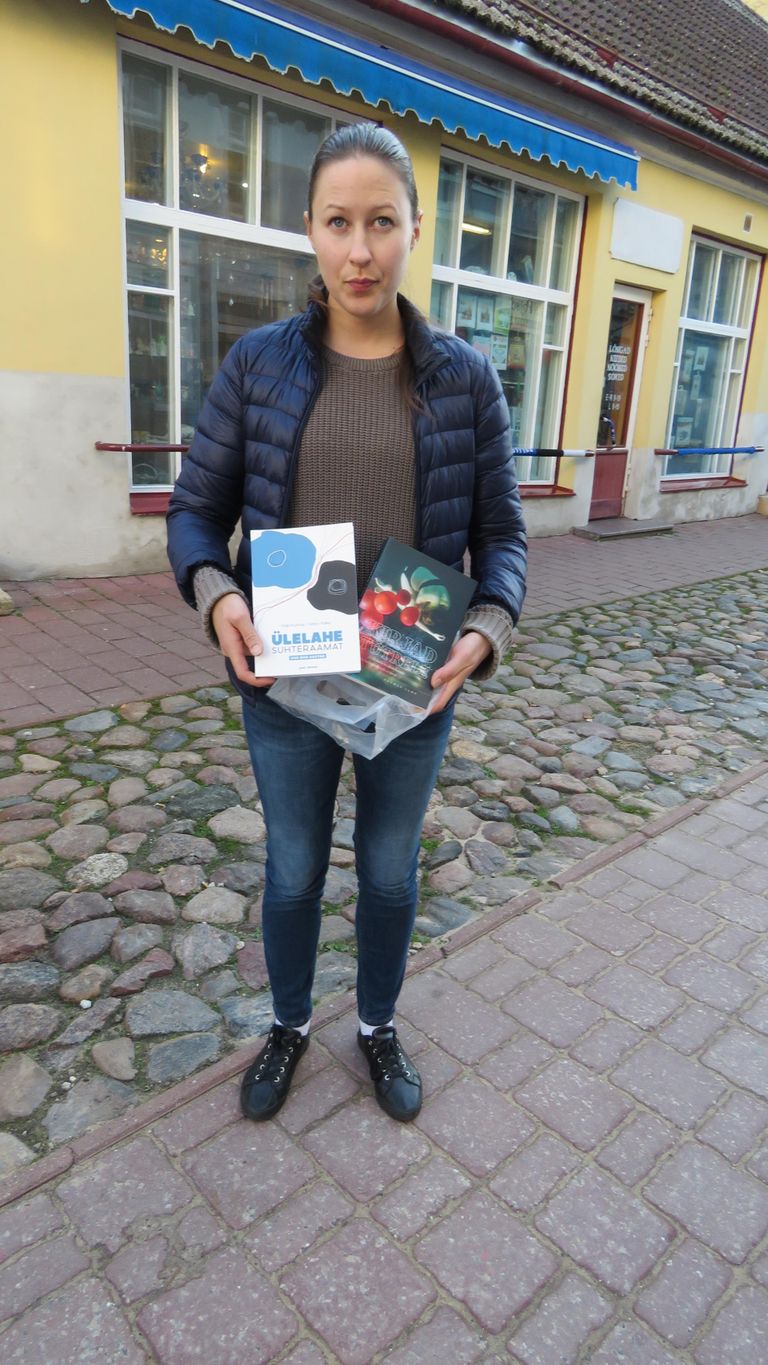 Anastasia Aleksandrova andis viisakatele jalakäijatele valida, millist raamatut nad tänutäheks soovivad.
