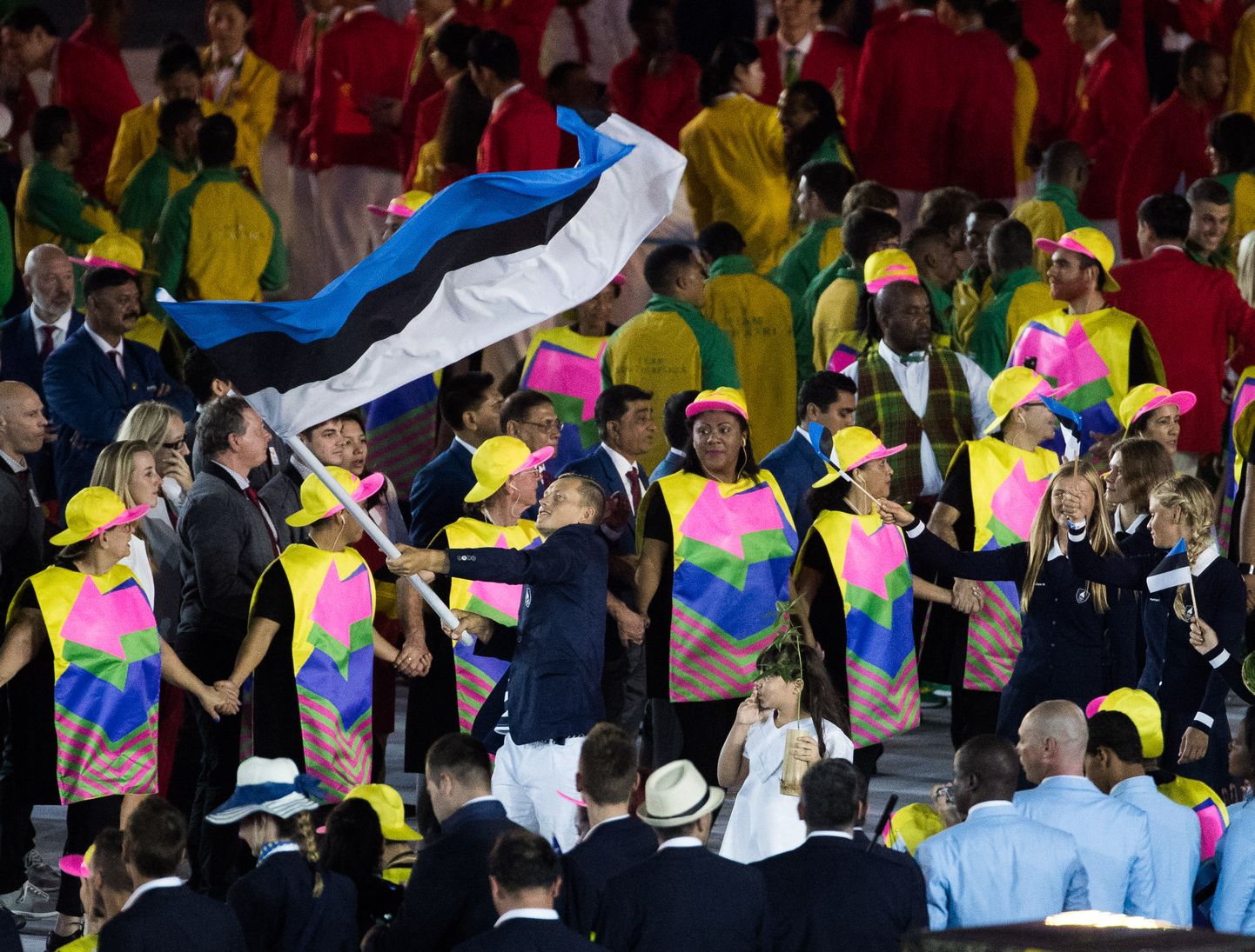 Viis aastat tagasi sai sinimustvalge lipuga Rio de Janeiro olümpiastaadionil ringi käia purjetaja Karl-Martin Rammo. Nüüd kuulub see au Tõnu Endreksonile ja Dina Ellermannile.