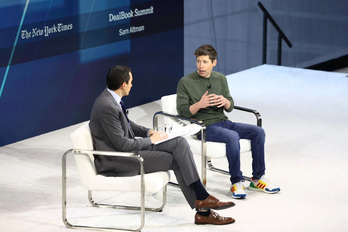 Ajalehe The New York Timesi kolumnist Andrew Ross Sorkin (vasakul)  ja OpenAI tegevjuht Sam Altman kõnelemas 4. detsembril 2024 NYT konverentsil DealBook.
