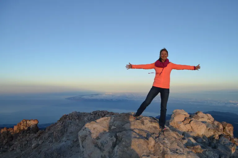 Teide tipus. Taamal paistab Tenerifele lähim saar La Gomera.