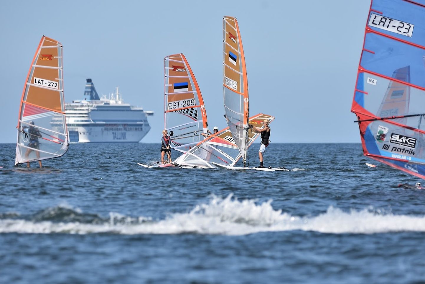 Techno 293 klassi noored purjelaudurid harjutavad Tallinna lahel Euroopa meistrivõistlusteks
