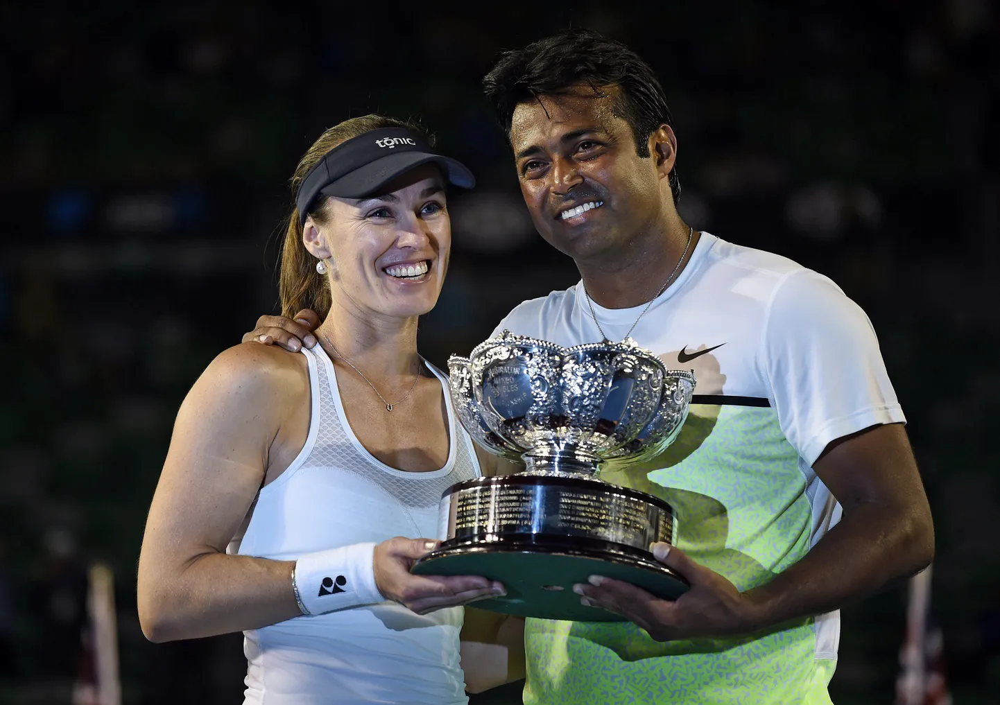 Martina Hingis (vasakul) ja Leander Paes võitsid Austraalia lahtistel segapaarismängu.