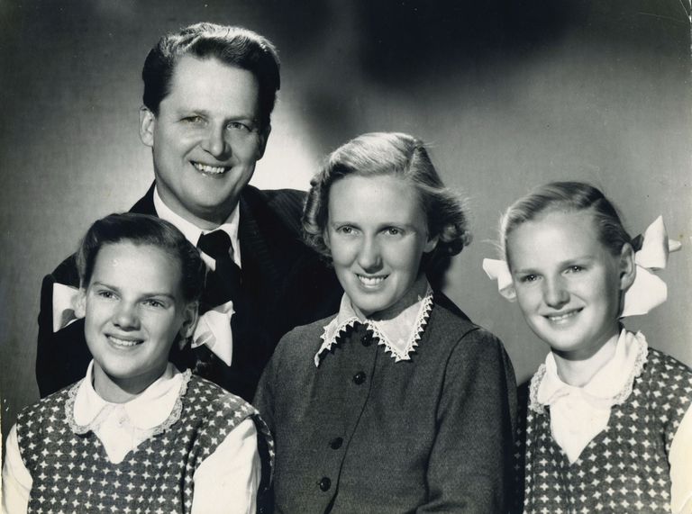 12-aastane Helve (vasakult) ning tema isa Valter, ema Lilian ja õde Edla aastal 1956 Sydney lähedal Thirlmere’i-nimelises asulas, kus on olnud võimsaimaid eesti kogukondi Austraalias. Mõlemal tüdrukul on seljas ema õmmeldud kleit. Foto tädi Erna albumist.