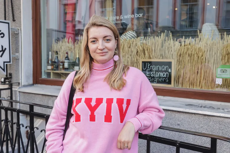 Украинский стилист Дарья Попа (румынская фамилия), пришедшая на презентацию, уверяет, что не стоит гнаться за модой, а надо делать акцент на аксессуарах и небольших деталях.