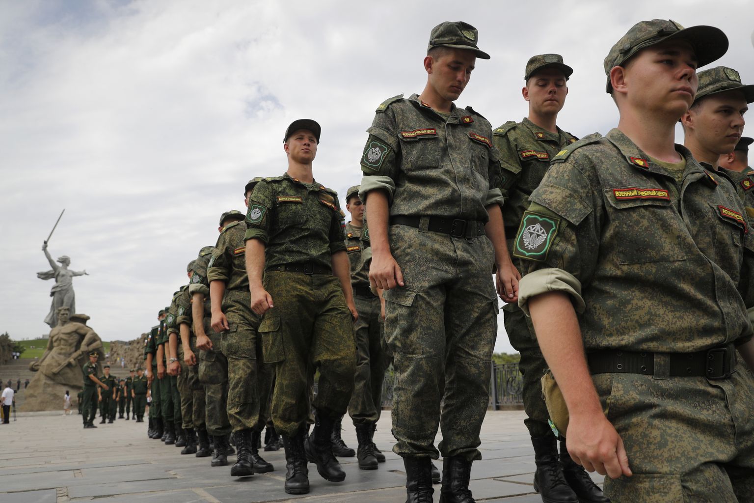 Vene sõjaväe sõdurid marssimas Ukraina sõjas osalevate sõdurite toetuseks korraldatud aktsioonil Volgogradi linnas.