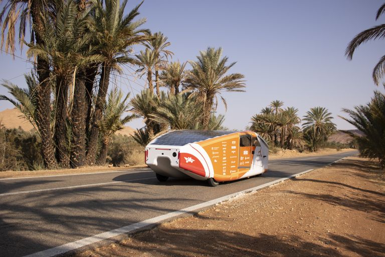 Solaride'i päikeseauto Maroko teedel.