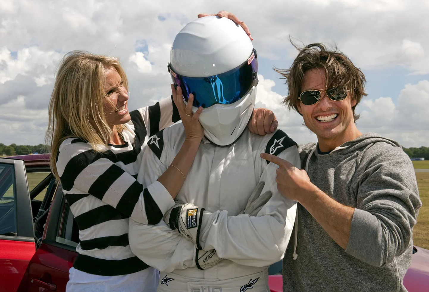 Камерон Диас и Том Круз вместе с тестовым гонщиком Top Gear Стигом.