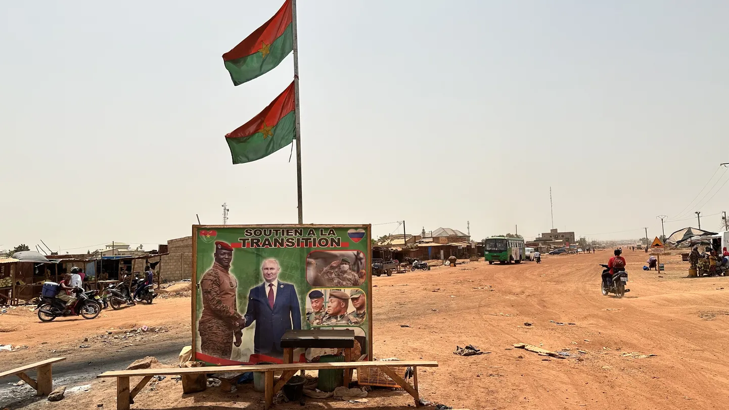 Burkina Faso sõjaväelise hunta juht Ibrahim Traoré ja Venemaa autoritaarne riigipea Vladimir Putin plakatil, mis toetab uutele liitlassuhetele üleminekut.