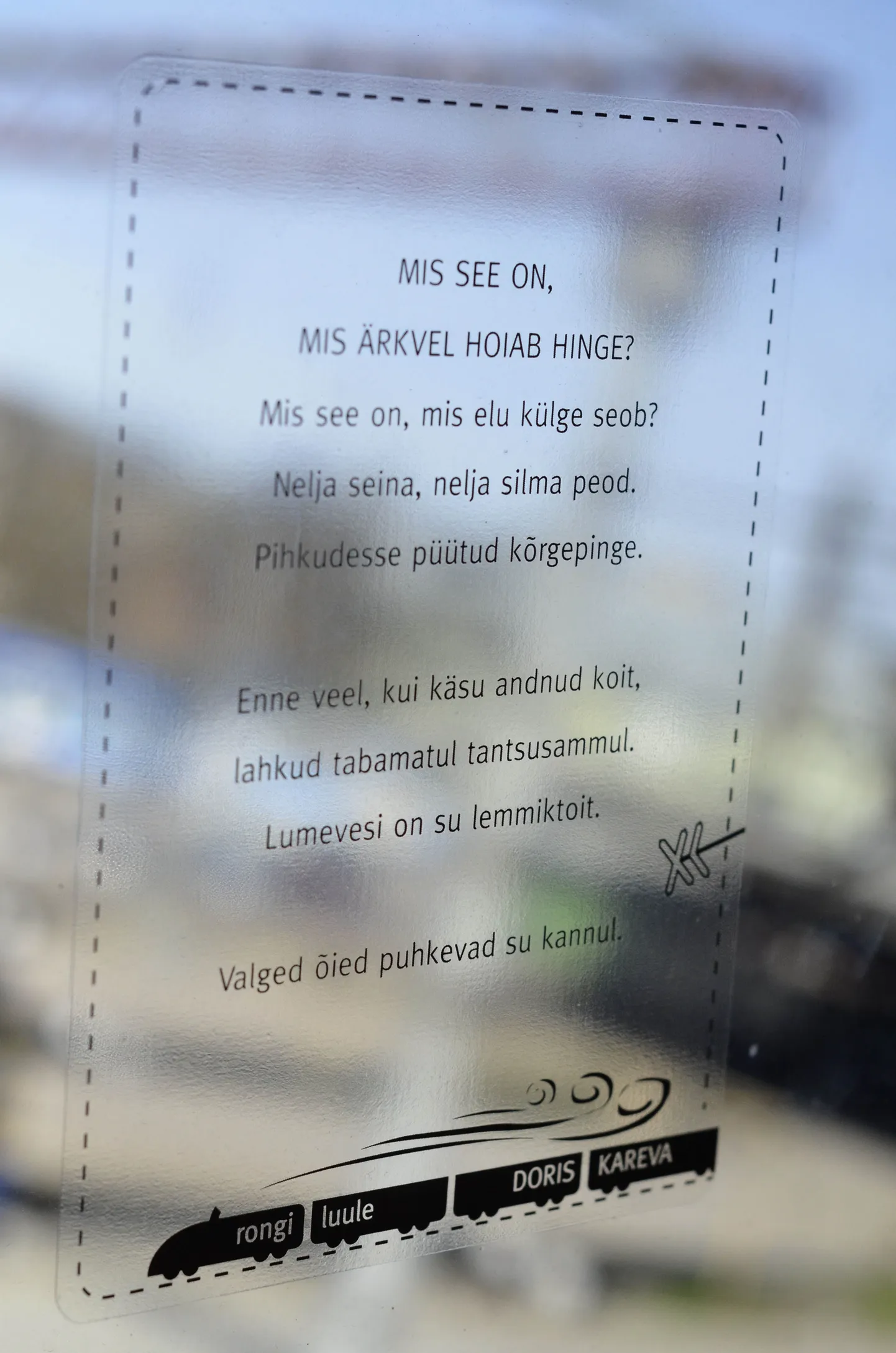 Doris Kareva luuletus rongiaknal.