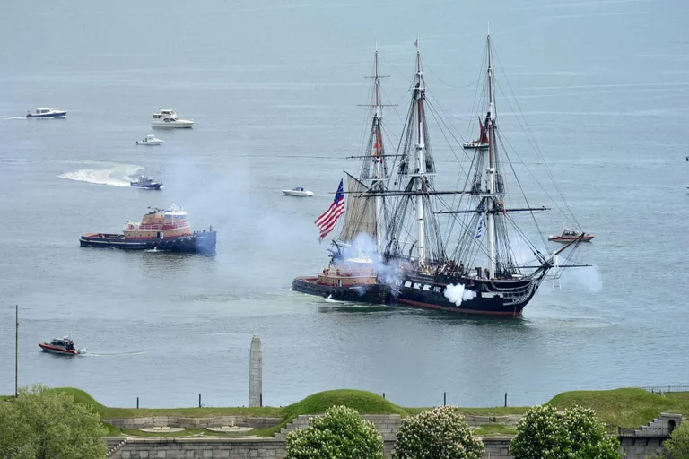 USS Constitution Boston Harbori sadamas.