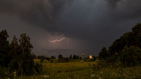 Latvijai tuvojas pērkona negaiss ar stiprām lietusgāzēm
