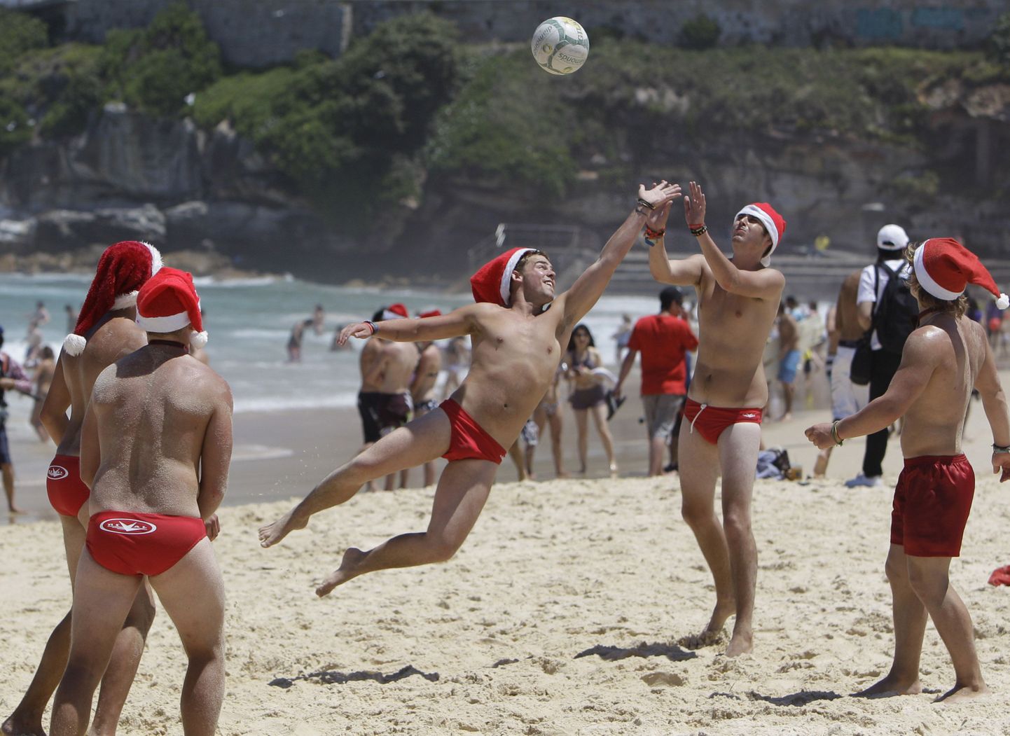 Briti turistid rannavõrkpalli mängimas.