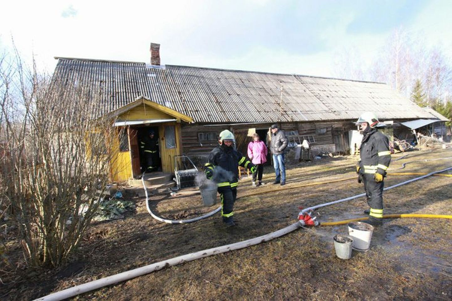 Eile pärastlõunal oli tulekahju Viru-Nigula vallas Metsavälja külas asuvas elumajas, kus süttis korstnajala ja seina vaheline praht.