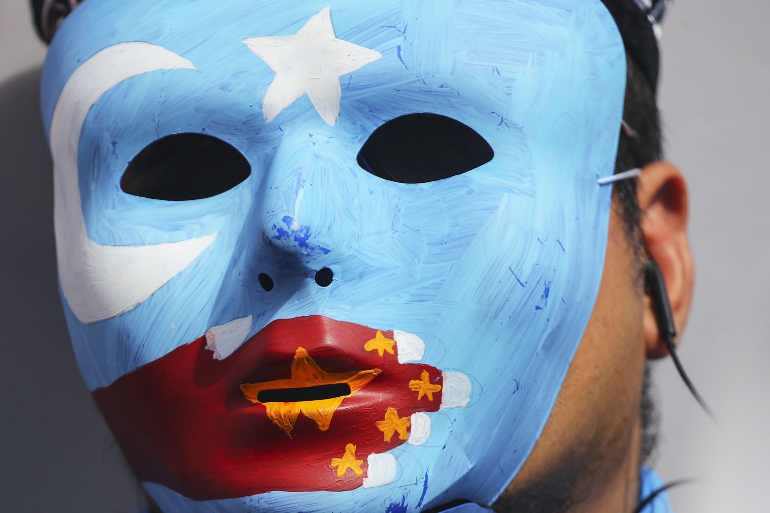 Malaisias Kuala Lumpuris 2019. aasta detsembris toimunud uiguuride halva kohtlemise vastasel protestil kandis inimene maski, millel on Ida-Turkestani (Xinjiangi) lipp koos Hiina lipuga suu ees, olles viide, et Hiina vähemused peavad oma suu kinni hoidma