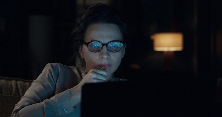 Juliette Binoche filmis «Valekonto». Armuleek lõõmab ekraani külmas kiirguses.
