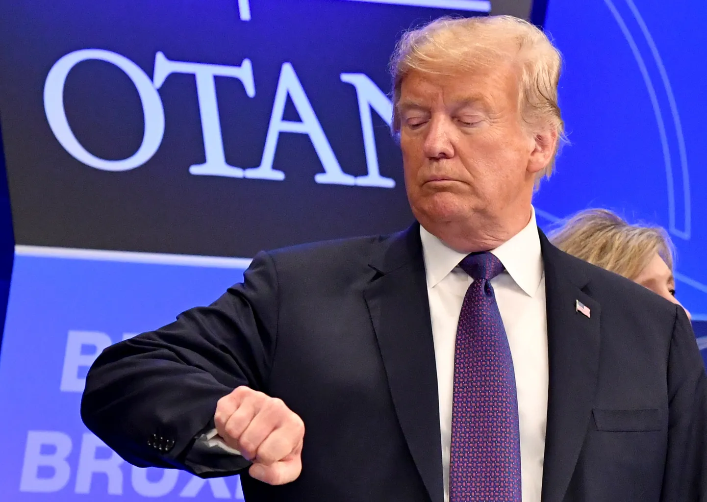 Donald Trump 2018. aasta NATO tippkohtumisel kella kontrollimas.