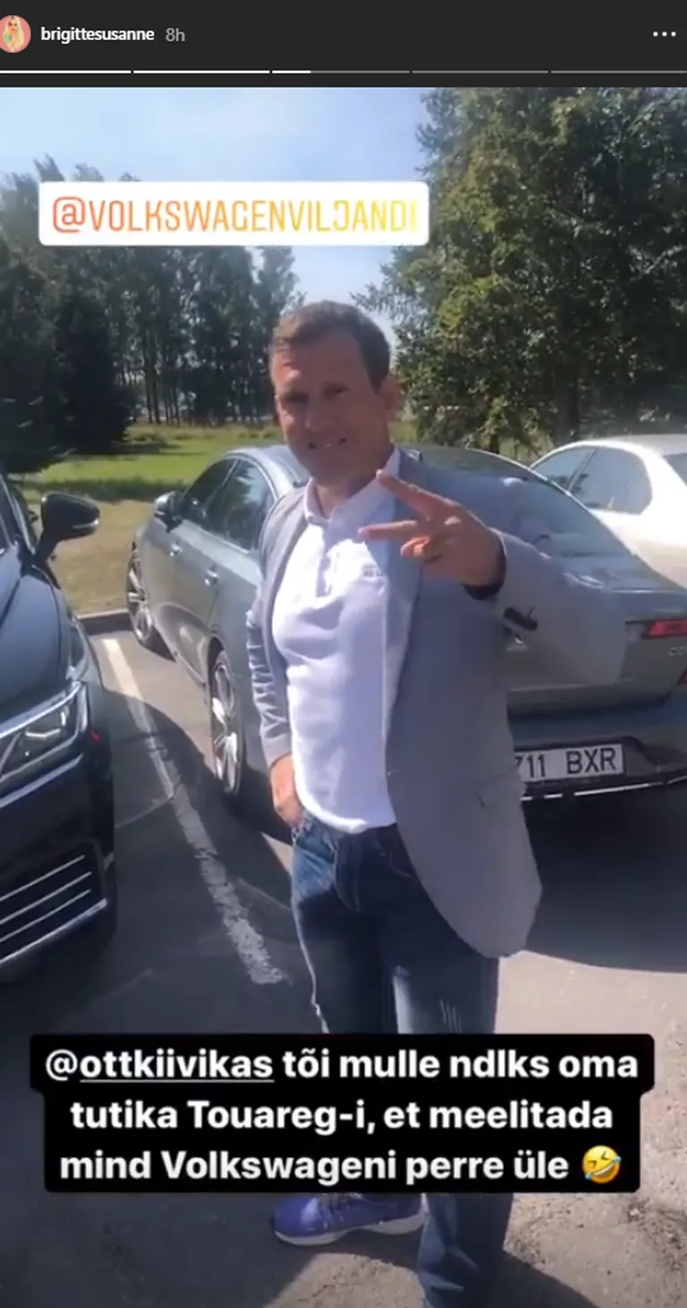 Ott Kiivikas rõõmsalt auto kõrval.