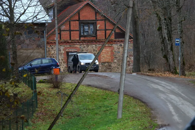 Politseinikud töötavad Pärsti mõisa ees, kus arvatavalt taksojuhti peksti.