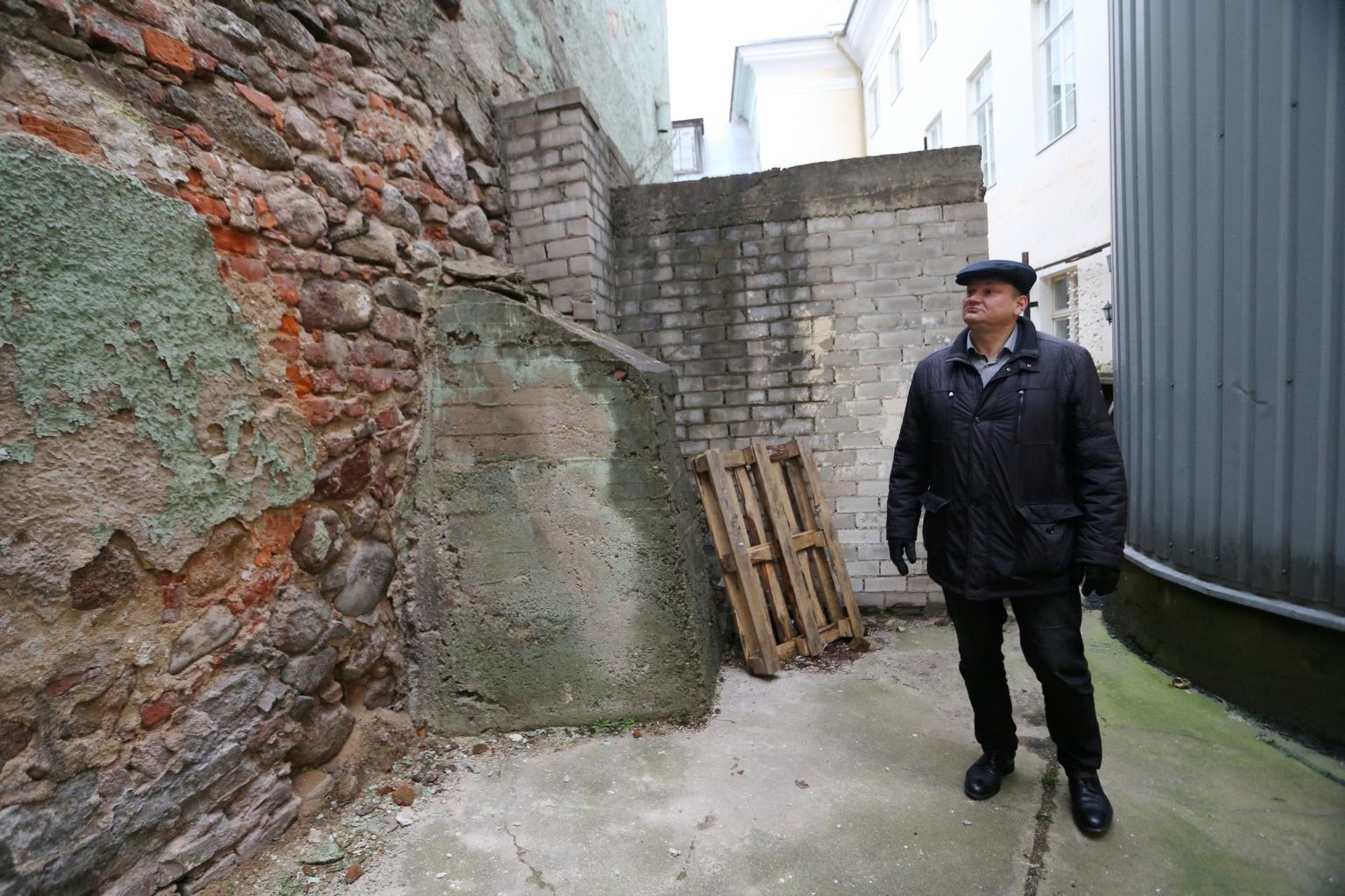 Raekoja plats 14 maja müür on ohtlikult vajunud, selgitas Tartu linnavarade osakonna juhataja Kunnar Jürgenson.
