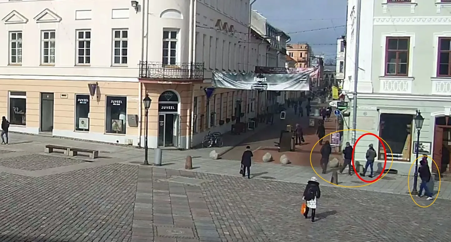 Полиция просит помощи в установлении личности мужчины в зеленой куртке.