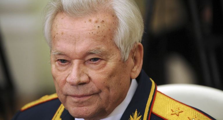 Automaadi konstruktor Mihhail Kalašnikov suri 94-aastaselt 2013. aasta detsembris. / Scanpix
