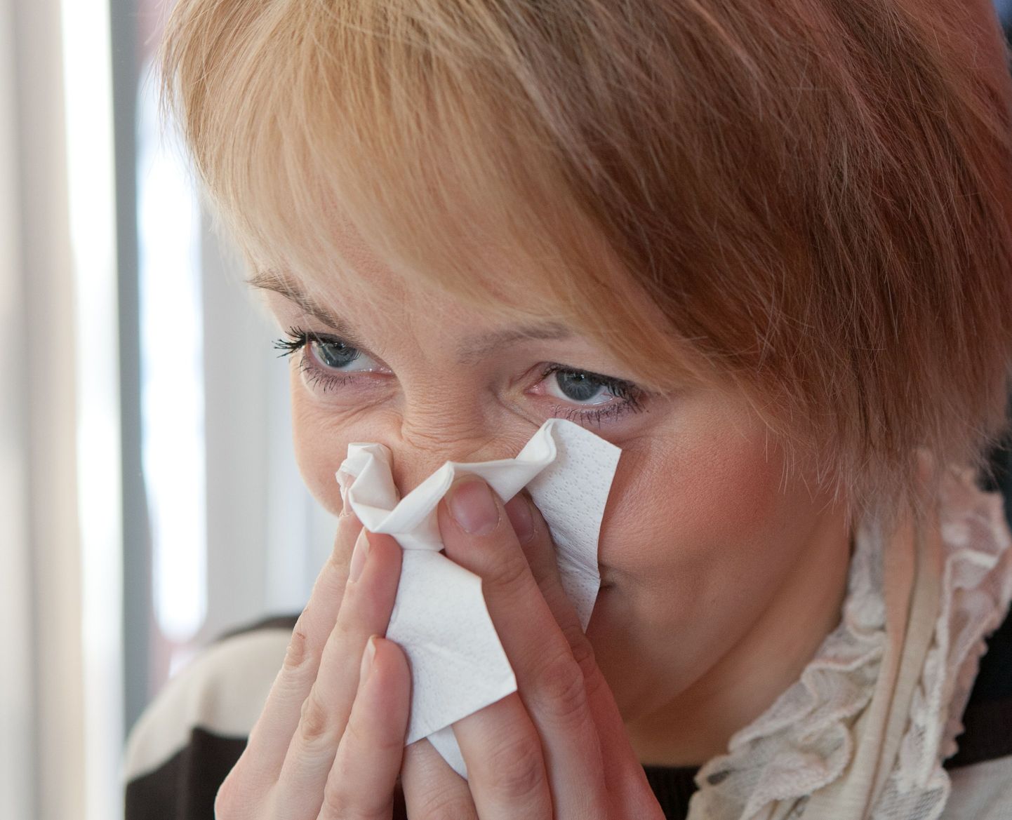 Nii gripi kui COVID-19 puhul võivad tervetel inimestel olla väga kerged sümptomid: kerge köha ja nohu, kurguvalu.