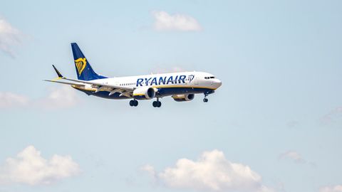 Ryanairi lennukis purunes aken ning reisija paiskus kuni õlgadeni lennukist välja