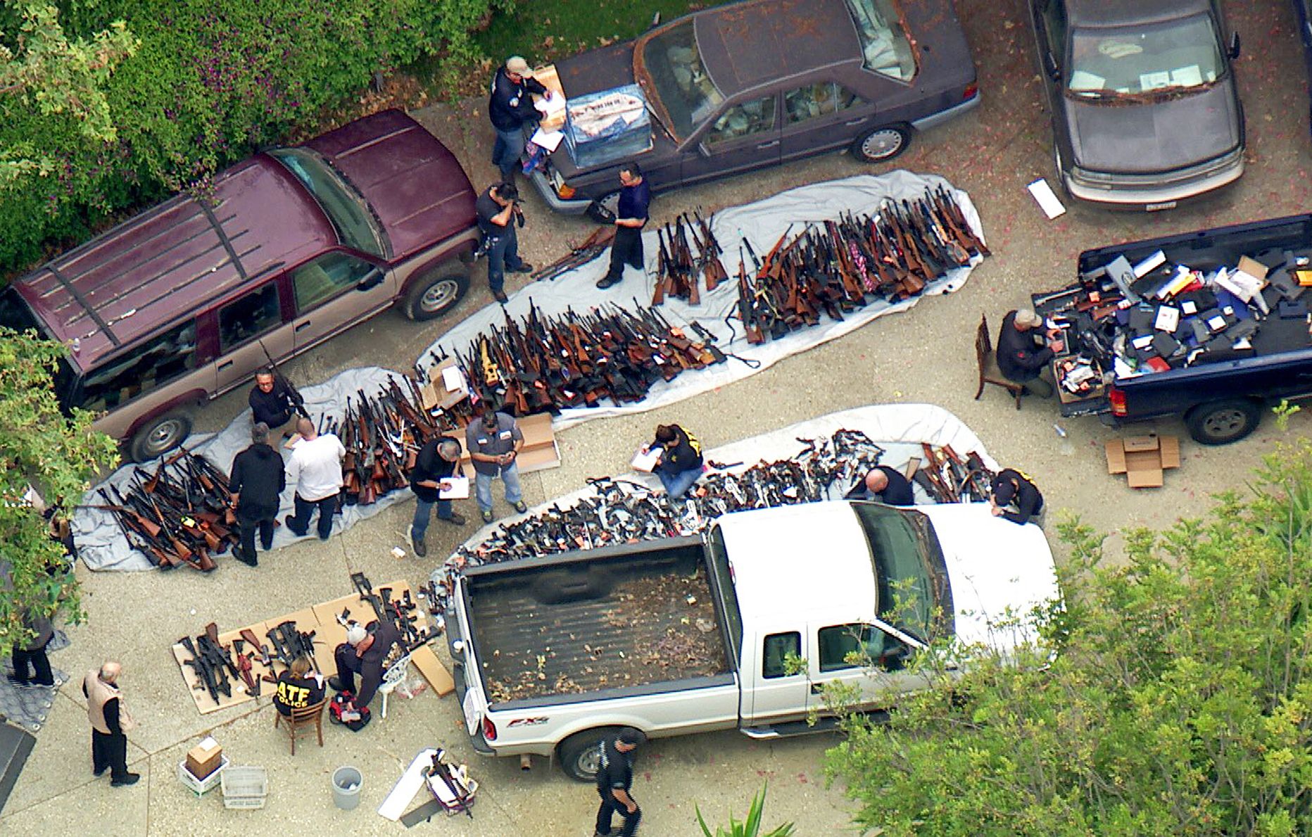 Los Angelese villast konfiskeeriti suur kogus tulirelvi.