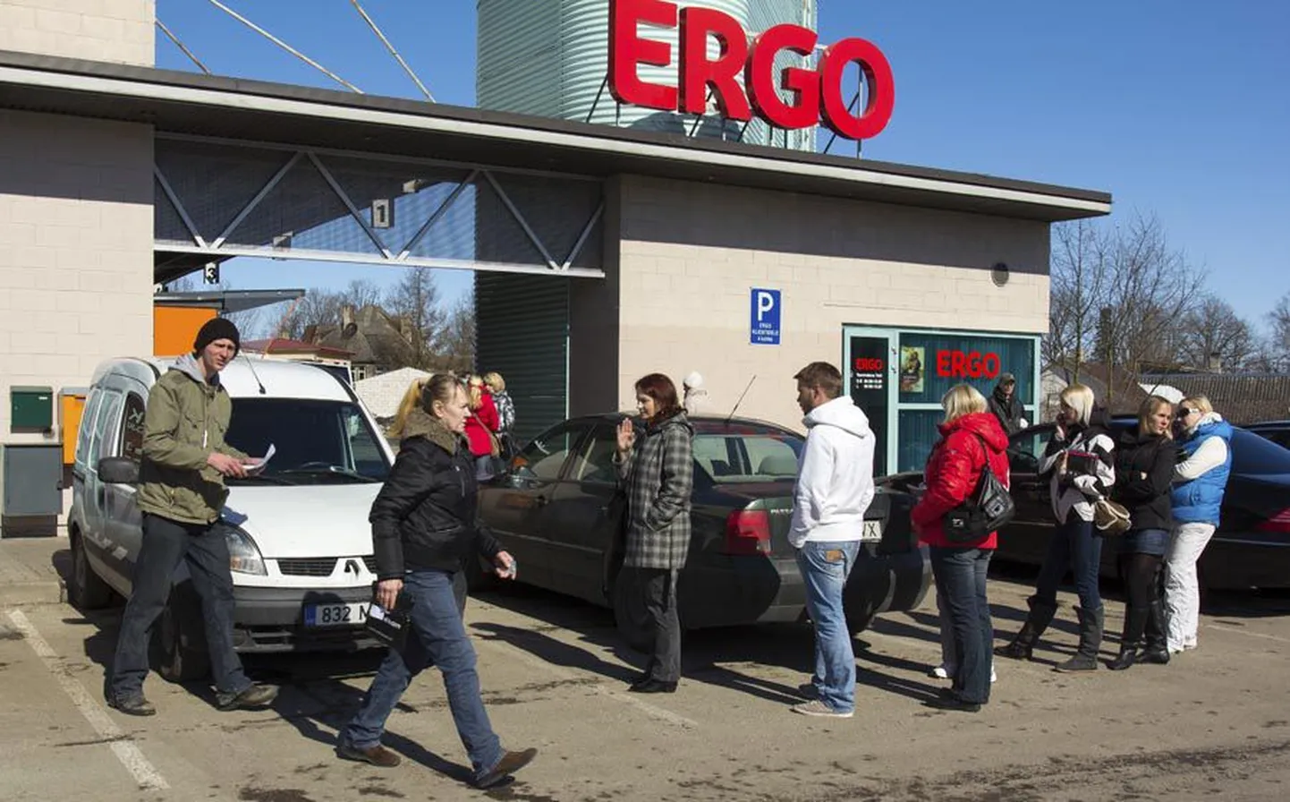 Kui tavaliselt hoiab pakiautomaat ära asjatu ootamise, siis eile tähendas rike postikliendile just järjekorras seismist.