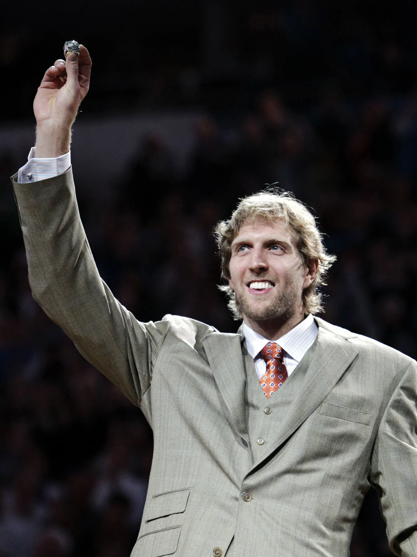 Dallas Mavericksi Dirk Nowitzki meistrisõrmusega.