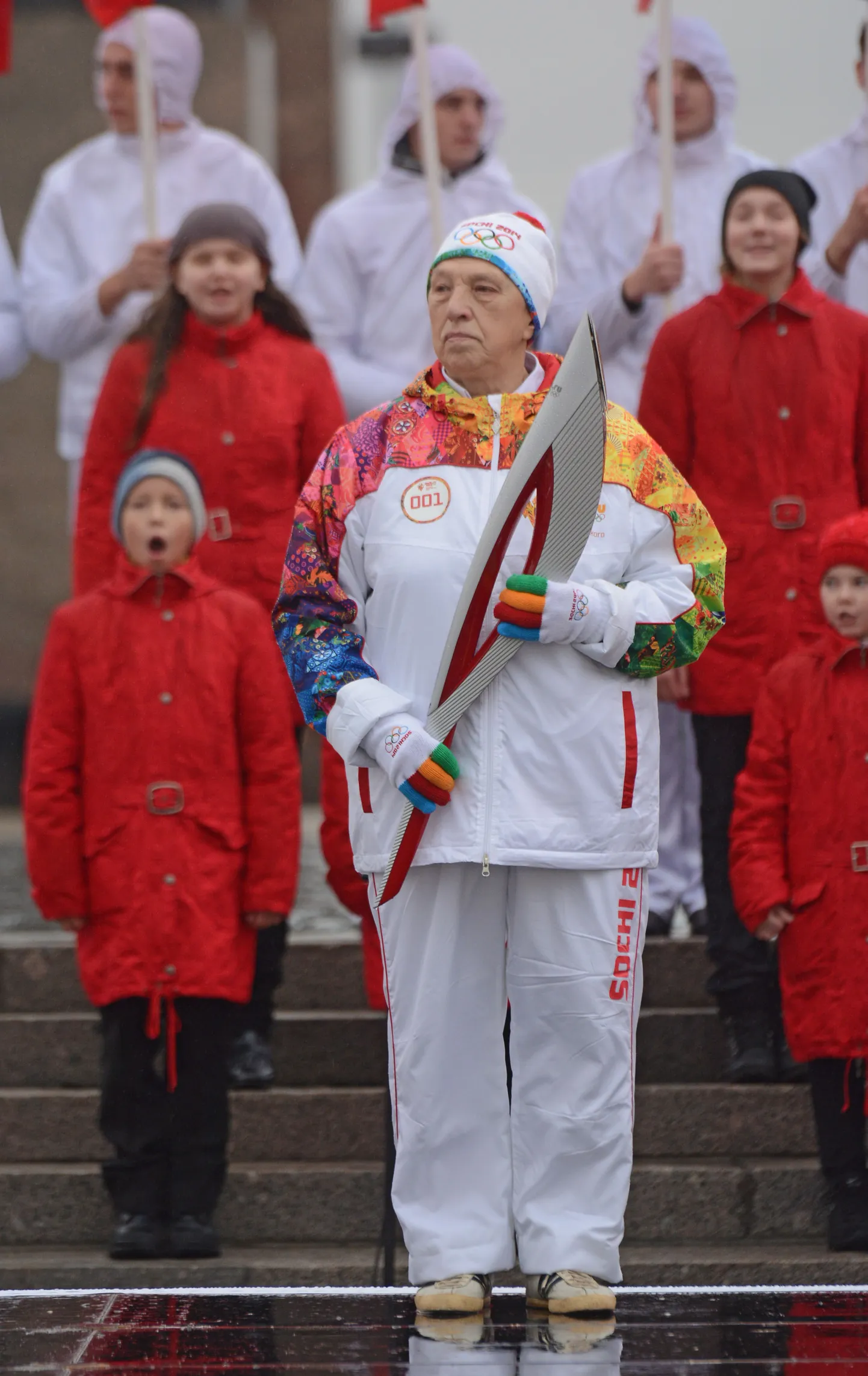 Олимпийская чемпионка Галина Зыбина держит факел
