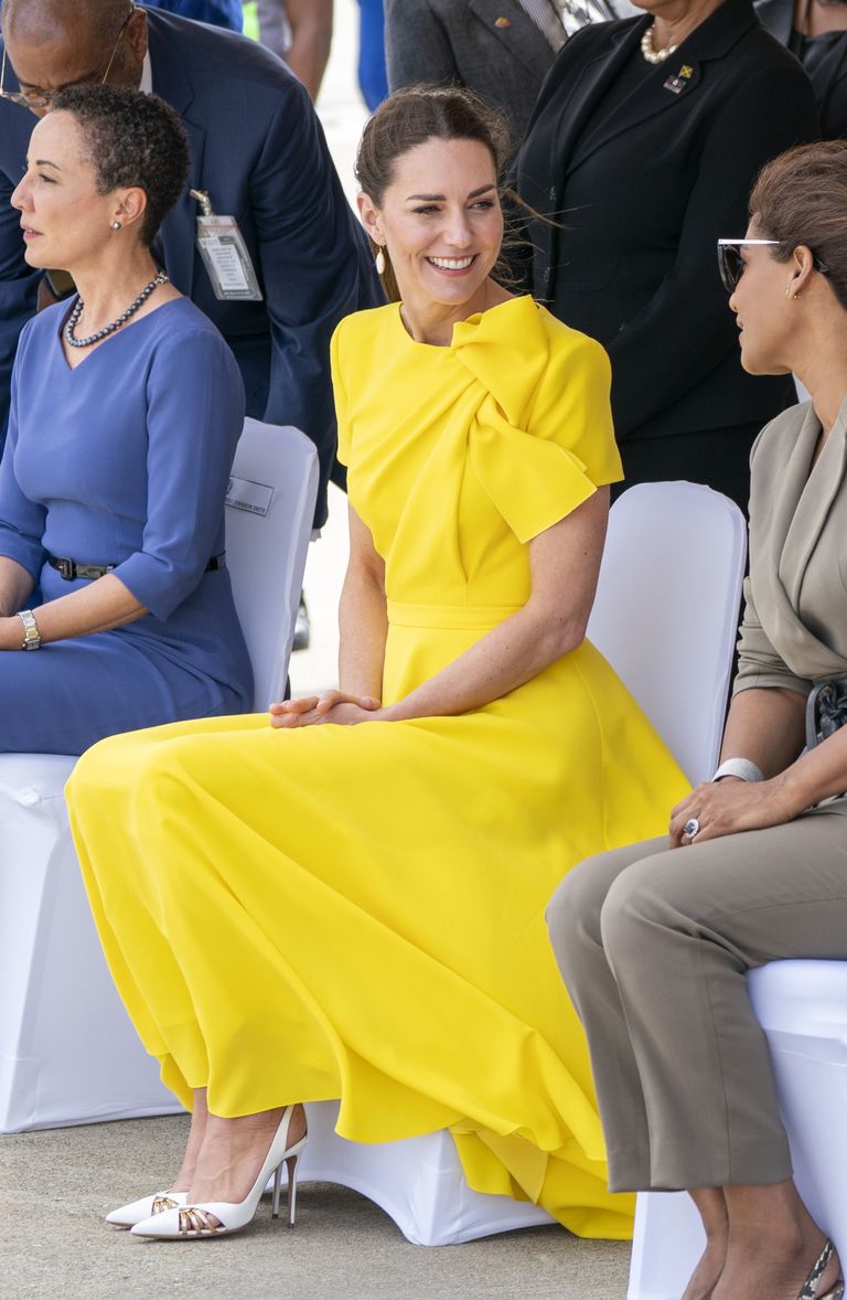 Ierodoties Jamaikā kanārijputniņu dzeltenā "Roksanda" kleitā – Kembridžas hercogiene šo izskatu atkārtoja vasarā, apmeklējot Vimbldonu.