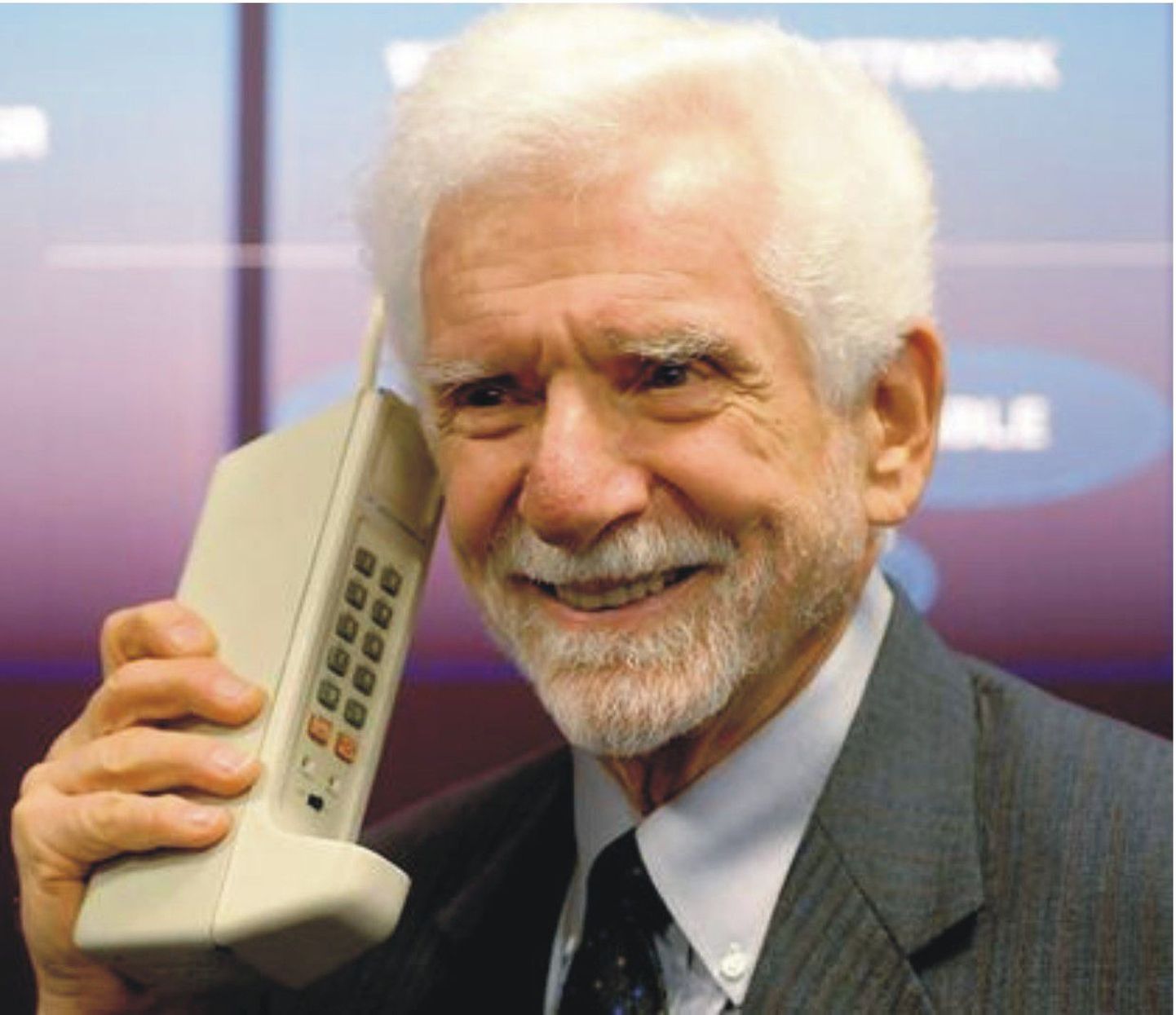 Martin Cooper Motorola Dynateci mobiiltelefoniga.