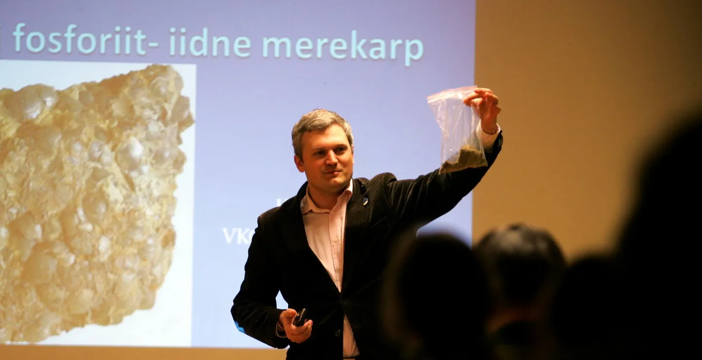 Kalev Kallemets 16. novembril 2011 Põlula koolimajas Viru Keemia Grupi esindajana kaevandust õigustamas.