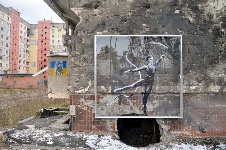 Консервация и защита стенных росписей Бэнкси, оставшихся после его визита в Украину. Гимнастку в Ирпени удастся сохранить. Февраль 2023 года