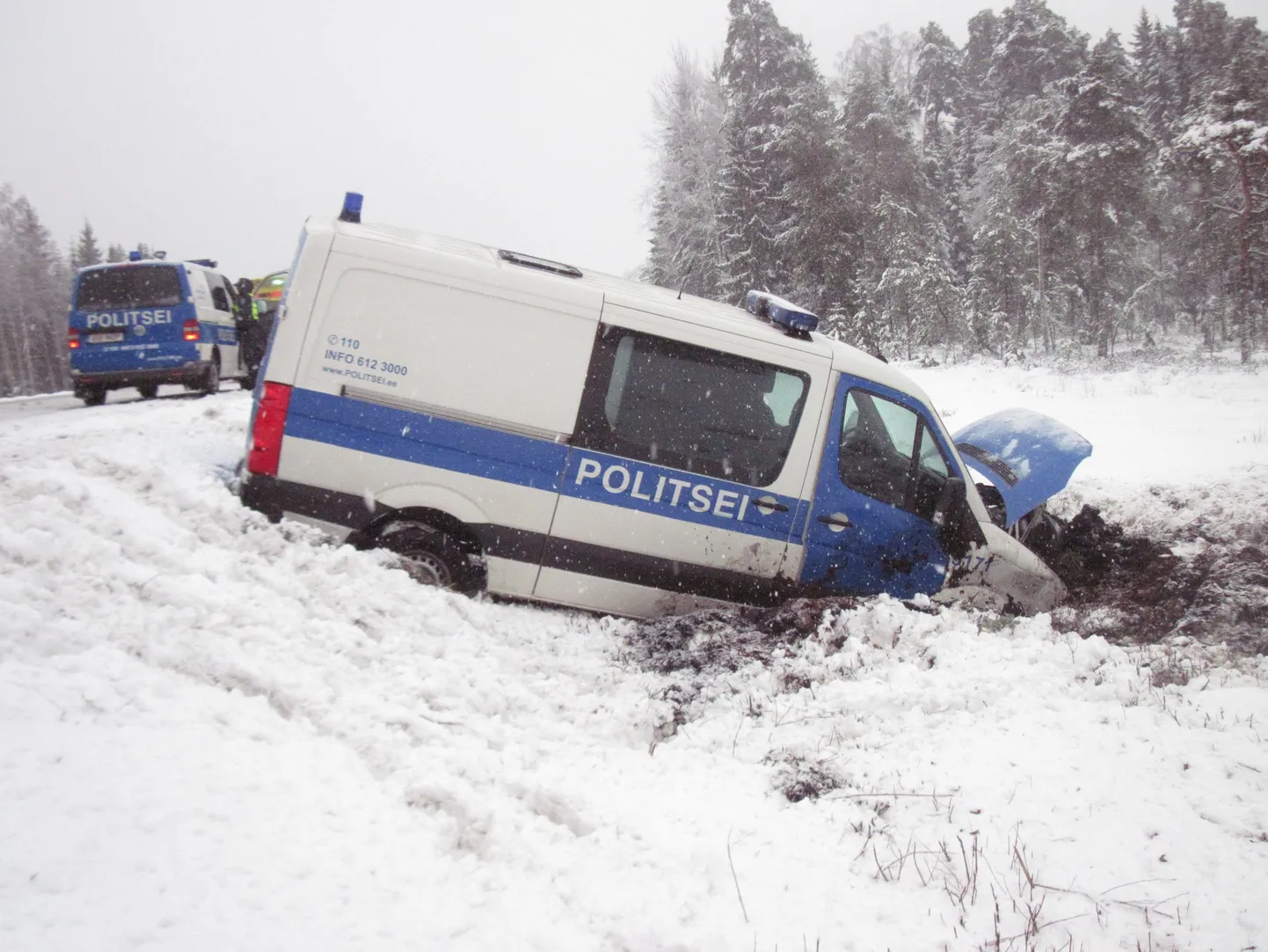 Ardu lähistel sõitis kraavi politsei konvoibuss.