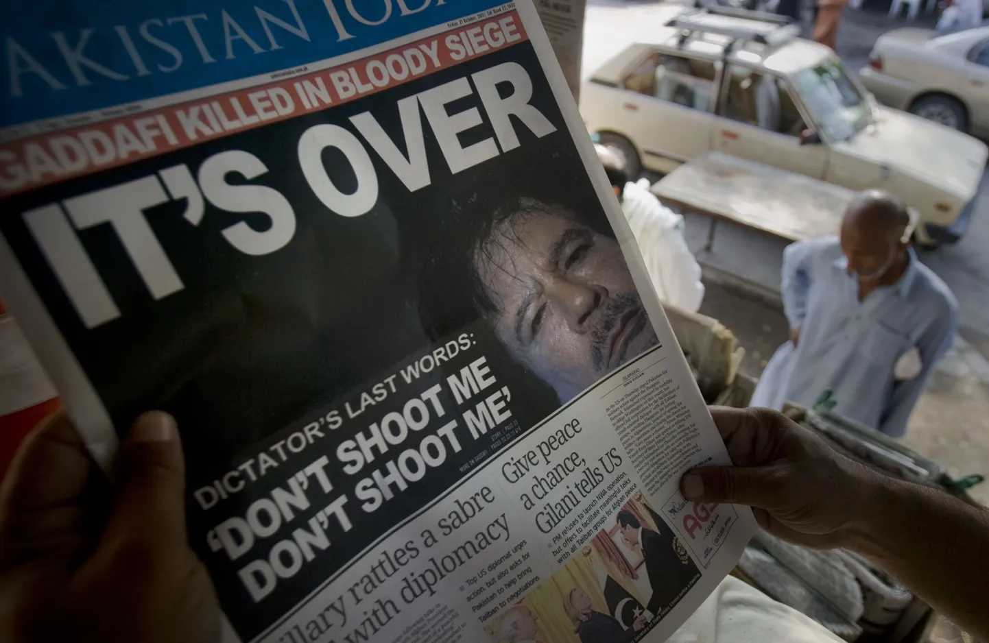 Tänaste ajalehtede esilehtedel üle maailma on valdavalt uudis Liibüa eksdiktaatori Muammar Gaddafi surmast. Pildil ajaleht Pakistan Today.