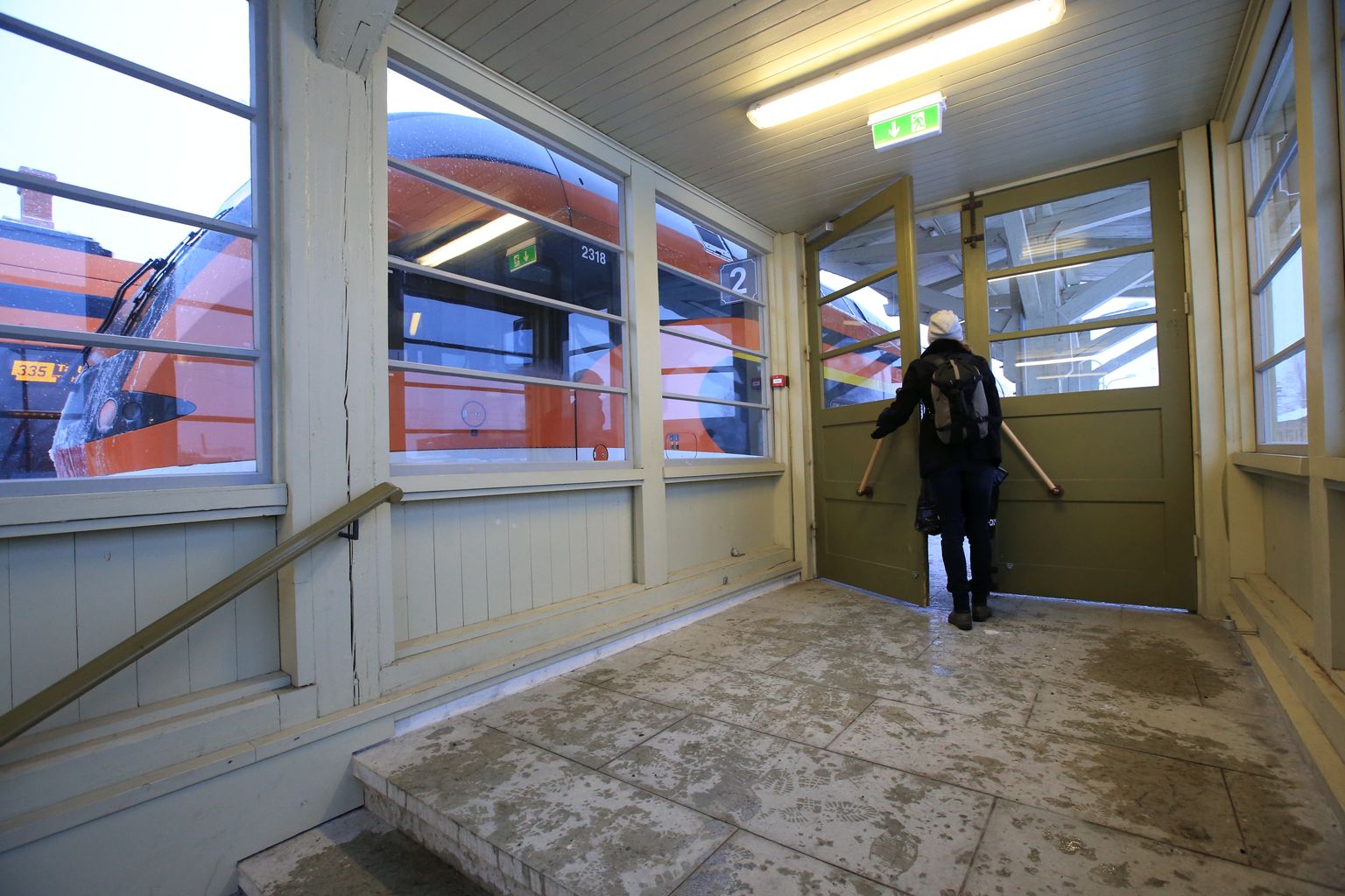 Noor naine ootas eile kell 15.15 väljunud Valga rongi ärasõitu pea viimase hetkeni tunneli trepikojas. Erinevalt pärastlõunast on see trepikoda ja trepp tööpäevahommikuti väga rahvarohke, sest siis otsivad sealt tuule ja külma eest varju Tallinna ekspressile minevad reisijad.