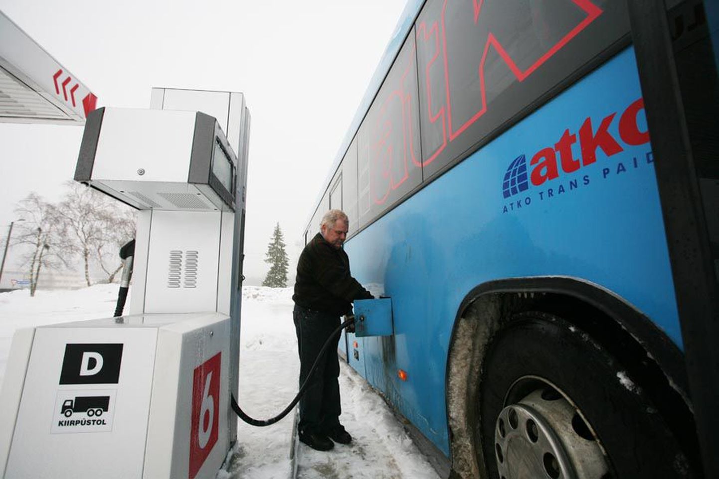 Atko bussijuht Andres Kurema peab kallist kütust varasemast rohkem paaki laskma, sest lumine talv paneb suured bussid ka ahnemalt diislikütust neelama.