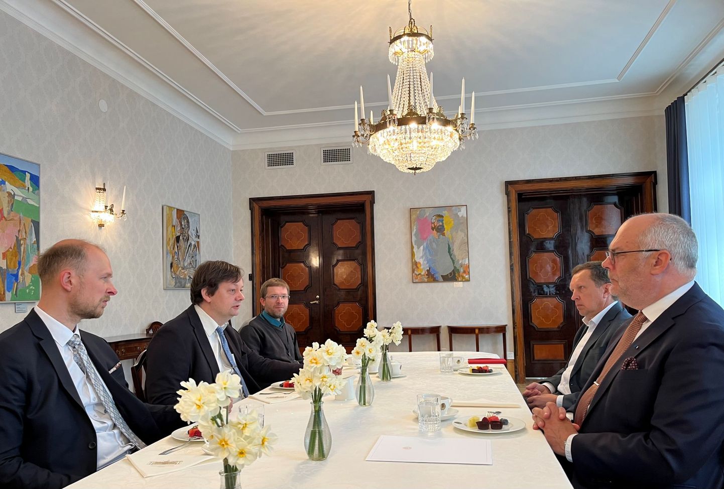 President Alar karisega kohtusid valimiskomisjoni esimees Oliver Kask ja riigi valimisteenistuse juht Arne Koitmäe.