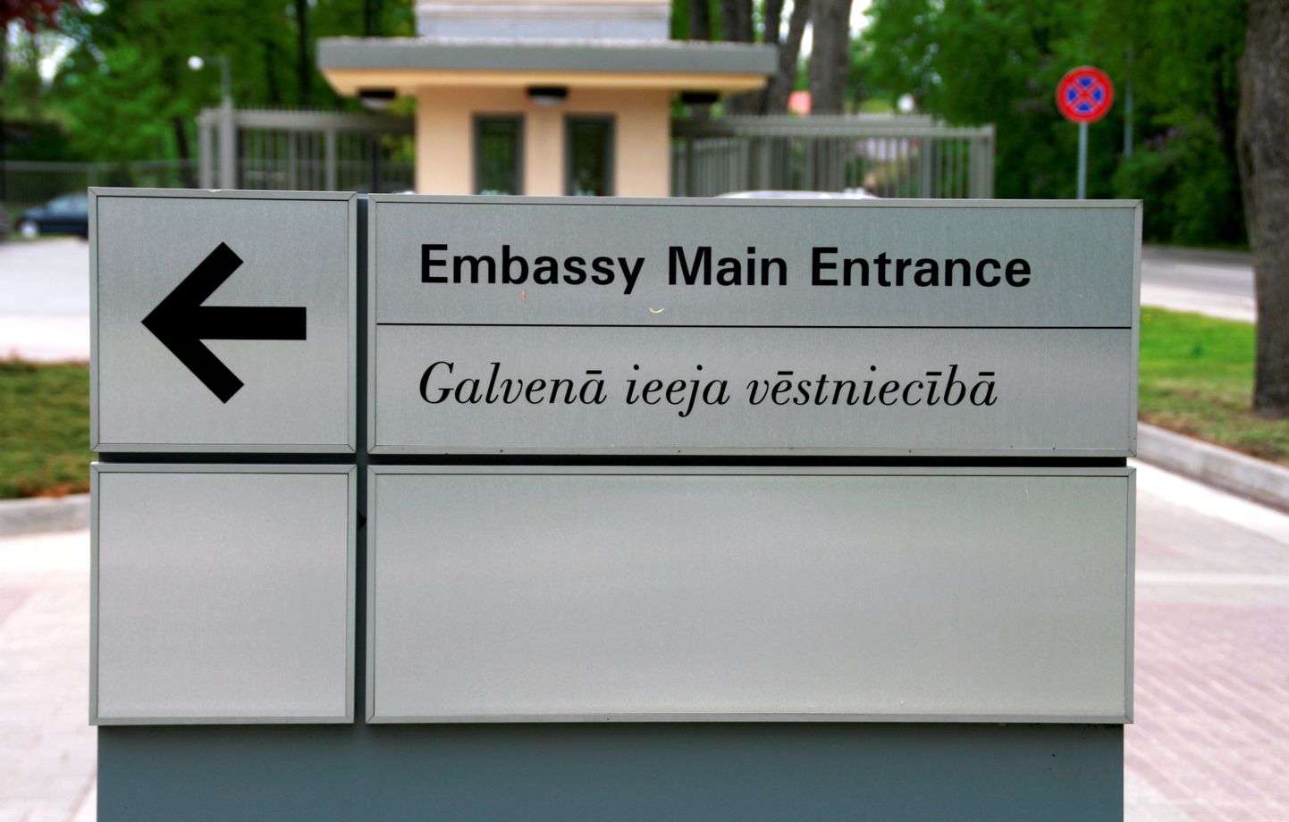 Указатель на территории посольства США в Латвии