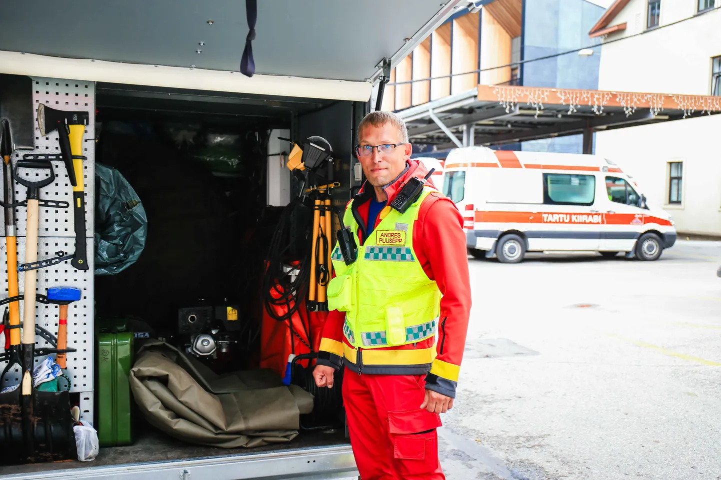 Tartu Kiirabi välijuht Andres Puusepp nentis, et olemasolev katastroofihaagis on juba kümmekond aastat vana, mistõttu vajab kriisivarustus ravivõimekuse parandamiseks uuendamist. Haagises on kõige muu vajaliku kõrval ka suur telk, generaator, ahi ja kanderaamid.