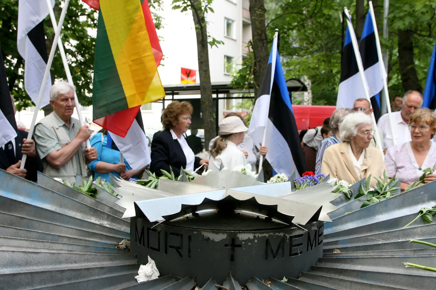 Leinapäeva tähistamine 2007. aastal Tartus repressiooniohvrite mälestusmärgi juures.
